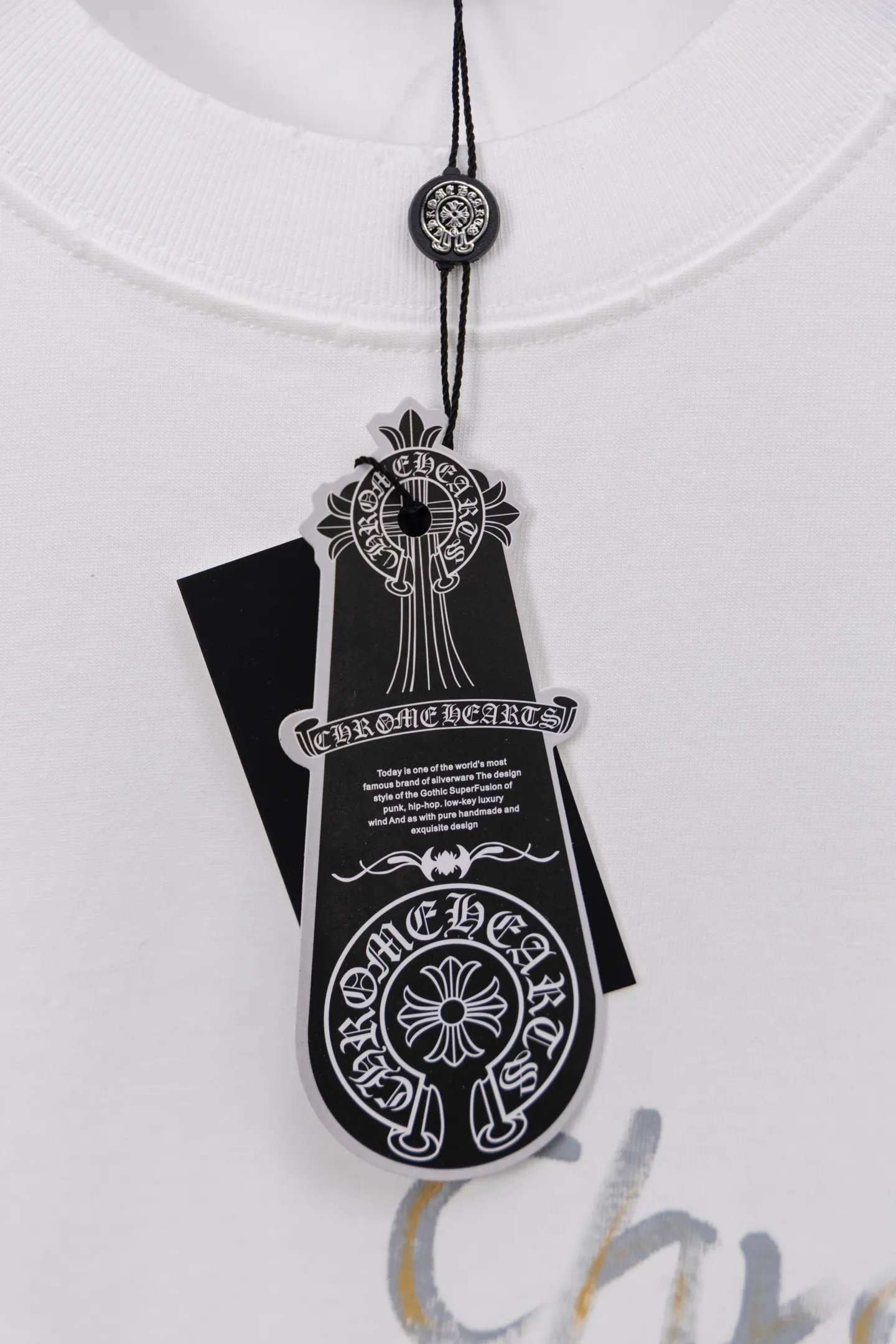 P240 model number/F060 Chrome hearts new hand-painted T-shirt. Heavy 350g double yarn fabric. Wash the whole garment twice. The four sides are frayed and picked. Heavy fabric. The neckline is made of icy Salona. Loose version. Deep, wide and stylish. No deformation or shrinkage. Fabric: 350g. Version: loose. Color: black and white.